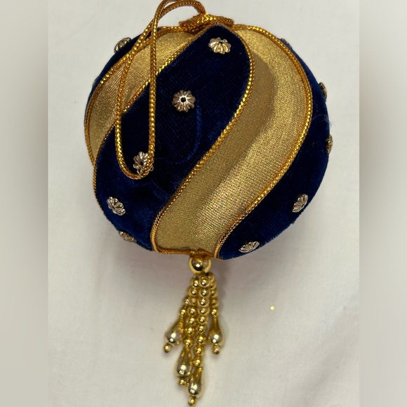 Set of 7 vintage Christmas ornaments Mix, 2 of them shiny bright. - Picture 10 of 11